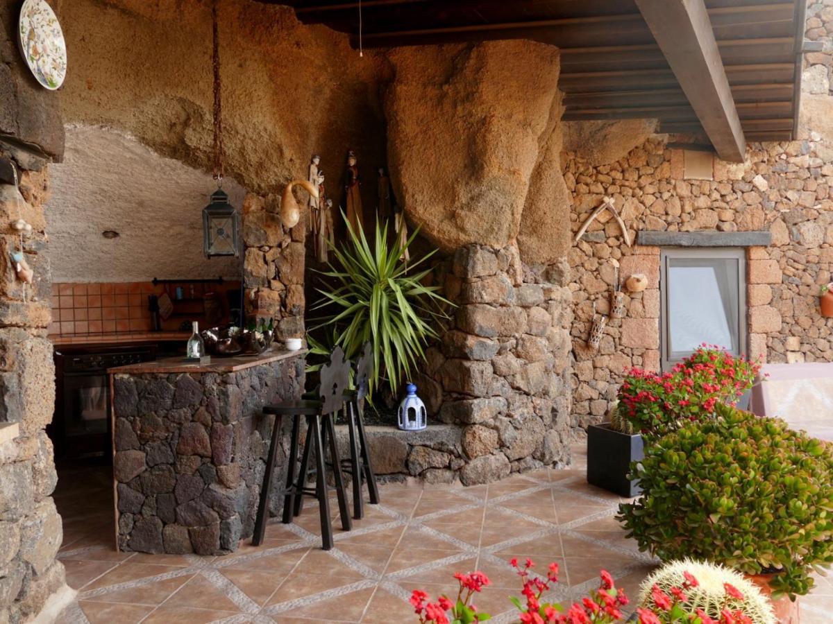 Castillo Lanzarote Villa Sophie - Luxury Villa -Sleep In A Volcanic Cave With Heated Pool Тиас Экстерьер фото