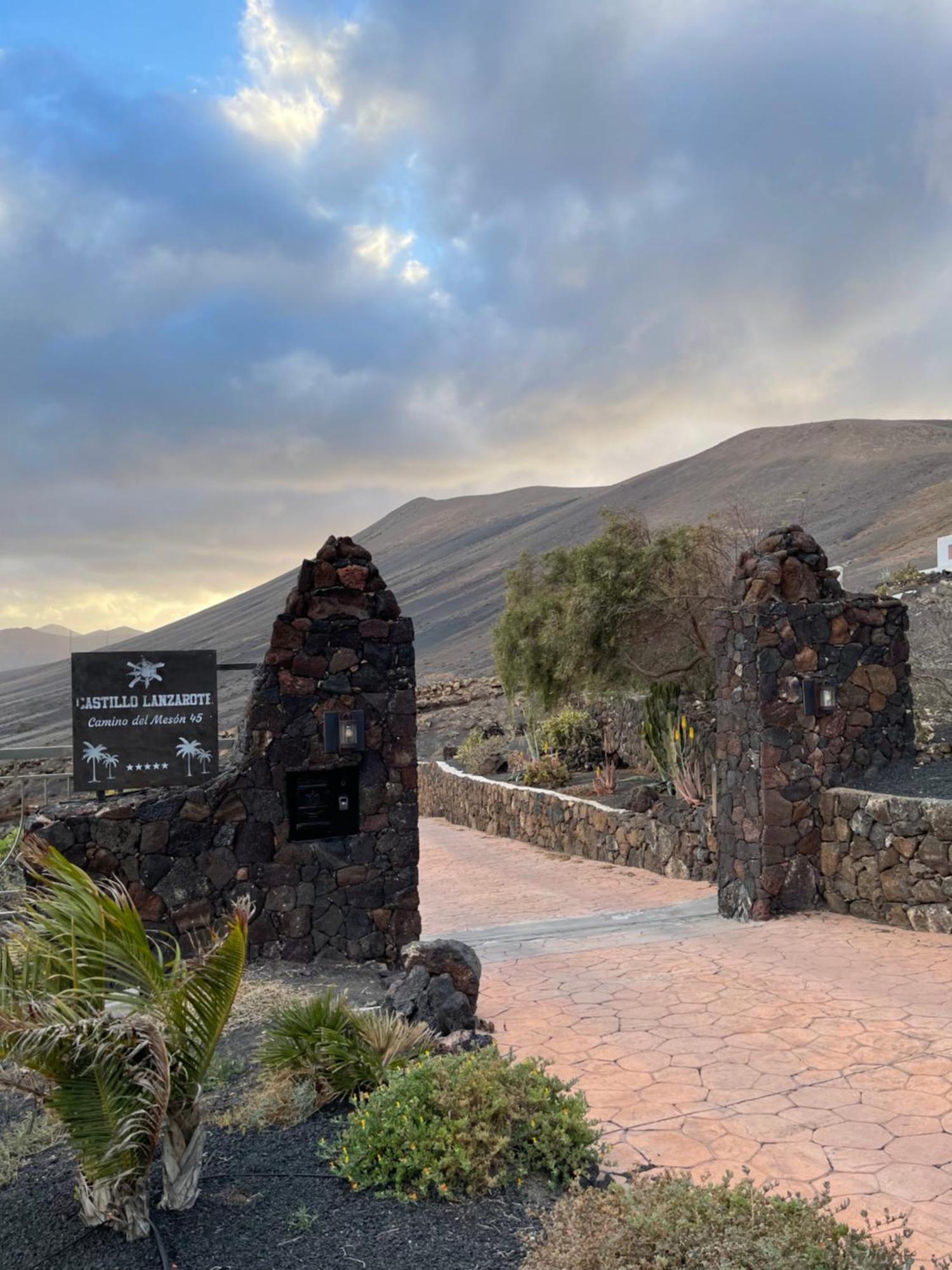 Castillo Lanzarote Villa Sophie - Luxury Villa -Sleep In A Volcanic Cave With Heated Pool Тиас Экстерьер фото