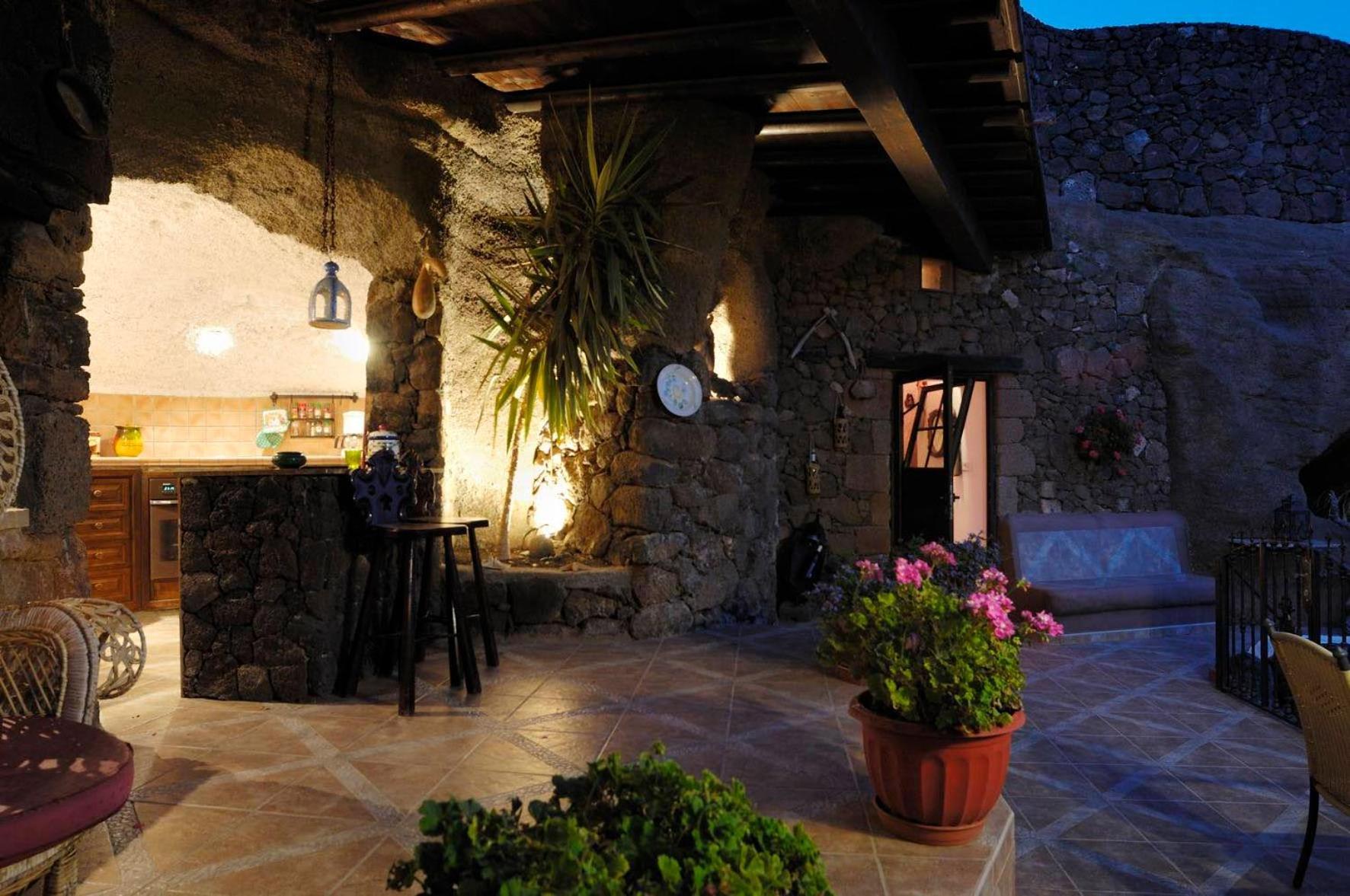 Castillo Lanzarote Villa Sophie - Luxury Villa -Sleep In A Volcanic Cave With Heated Pool Тиас Экстерьер фото