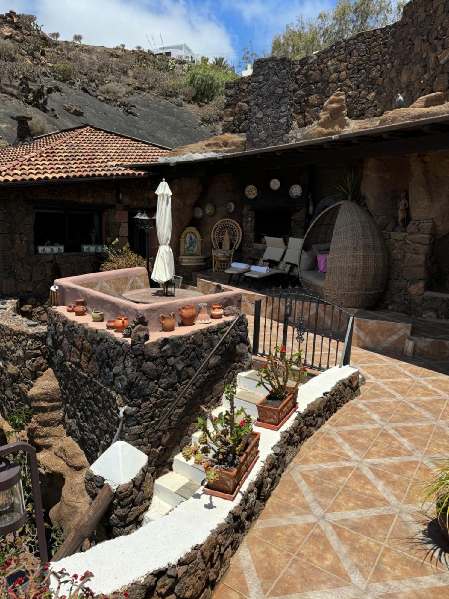 Castillo Lanzarote Villa Sophie - Luxury Villa -Sleep In A Volcanic Cave With Heated Pool Тиас Экстерьер фото
